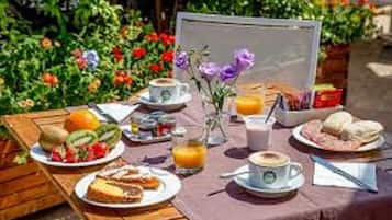 Superior Room | Breakfast area | Daily continental breakfast (EUR 12 per person)