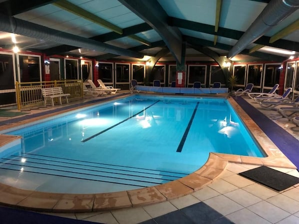 Indoor pool, pool umbrellas, pool loungers - Chalet résidence la Combeaute (Girmont-Val-d'Ajol)