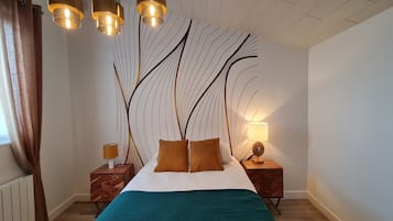 3 bedrooms, desk, iron/ironing board, free WiFi