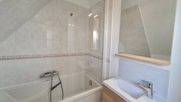 Een bad, een haardroger, handdoeken, zeep