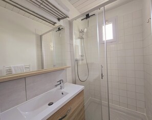 Badekar, hårtørrer, håndklæder, Sæbe