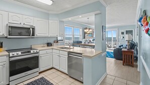 Una cocina moderna con armarios blancos, electrodomésticos de acero inoxidable y una isla grande.