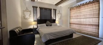 Comfortable 5 bedroom house in heart of Lahore