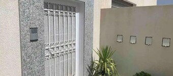 New 3 bedroom condo/plenty parking/15 min to Tunis