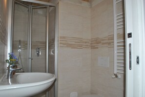 Dusche, Haartrockner, Bidet, Handtücher