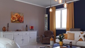 Living area - Beautiful architect-designed villa with swimming pool in the middle of a large park 10 minutes from Auch. (Auterive)