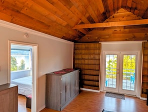 Panoramic Cabin, Bay View | Desk, laptop workspace, blackout curtains, iron/ironing board