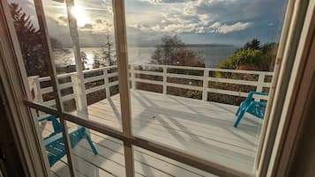 Cabin, Bay View | Living area | TV, Netflix, smart speakers, streaming services