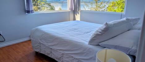 Baita panoramica, vista baia | Una scrivania, postazione laptop, tende oscuranti, ferro/asse da stiro