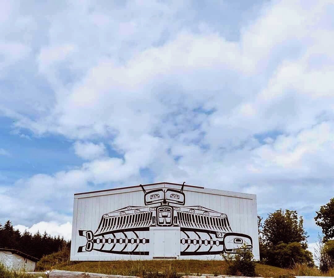 Rakennuksen julkisivussa on suuri seinämaalaus, jossa on kuvattuna totemistinen aihe.