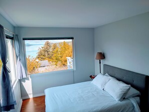 Cabaña panorámica, vista a la bahía | Escritorio, espacio para trabajar con laptop y cortinas blackout 