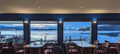 Restaurant. Cliff Haven on the Bay