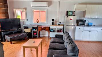 Panoramic Cabin, Bay View | Living area