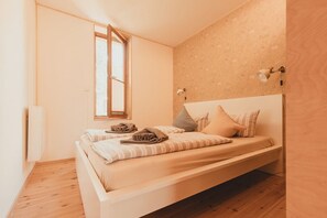 2 bedrooms, travel crib, free WiFi, bed sheets