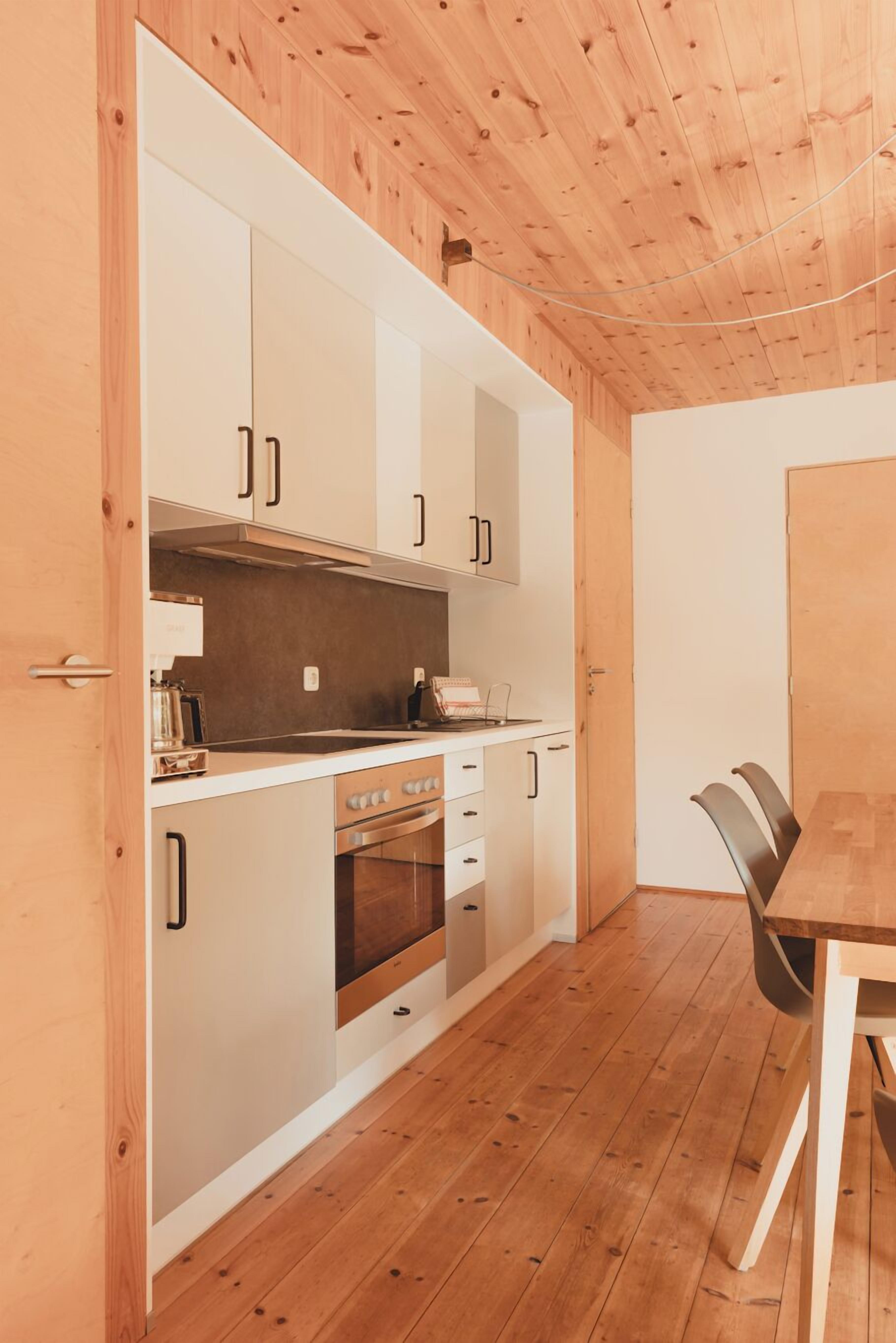 Een koelkast, een oven, een kookplaat, een vaatwasser