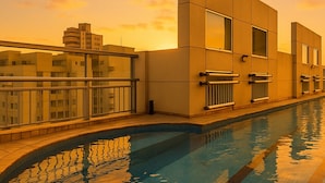 Outdoor pool - Elegance Suites Oscar Freire (São Paulo)