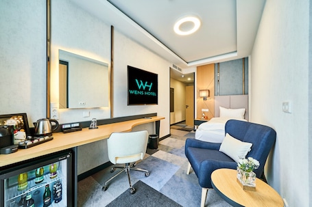 单人房 | 防过敏的被褥、迷你吧、客房内保险箱、办公桌. 文思酒店