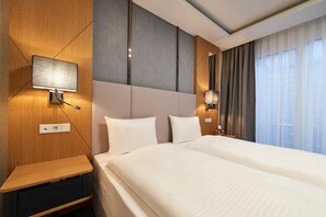 Habitación doble superior | Ropa de cama hipoalergénica, minibar, caja fuerte y escritorio