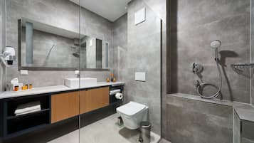 Chambre Double Supérieure | Salle de bain | Douche, douche à « effet pluie », sÚche-cheveux, chaussons
