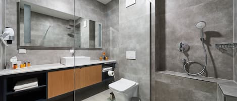 Chambre Double Supérieure | Salle de bain | Douche, douche à « effet pluie », sÚche-cheveux, chaussons