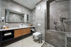 Ducha, cabezal de ducha tipo lluvia, secador de pelo, pantuflas