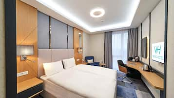 Kamar Double | Minibar gratis, brankas, meja kerja, dan ruang kerja ramah laptop