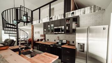 冷蔵庫、電子レンジ、オーブン、コンロ