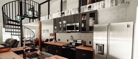 Een koelkast, een magnetron, een oven, een kookplaat