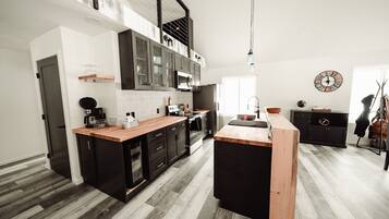 冷蔵庫、電子レンジ、オーブン、コンロ