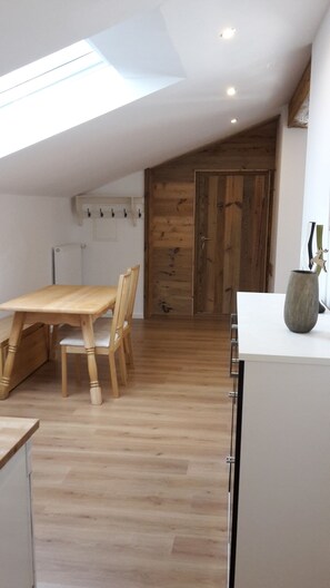 Dining - Apartment with a view of the Wendelstein & direct access to cross-country ski trails & hiking/MTB trails (Bayrischzell)