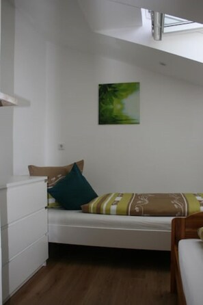 2 slaapkamers, een strijkplank/strijkijzer, reisbedje, gratis wifi