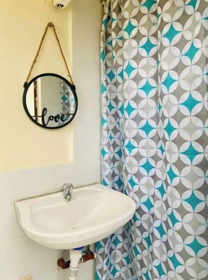 Douche, serviettes fournies, savon, shampoing