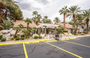 Exterior - Vegas Condo Near Strip • Pools • Gated  FREE Parking and  NO RESORT FEES (Paradise)