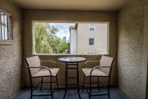 Outdoor dining - Vegas Condo Near Strip • Pools • Gated  FREE Parking and  NO RESORT FEES (Paradise)