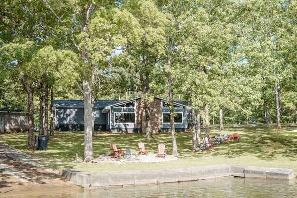 Property grounds - Peaceful Lakefront Cottage on 2.5 Acres, Newly-renovated, Sleeps 5 Guests, Private Boat Launch, Walcox Point (Cedar Bluff)