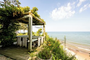 Outdoor dining - (2026 OPEN!) Luxurious and Private Lakefront Estate! (Stevensville)