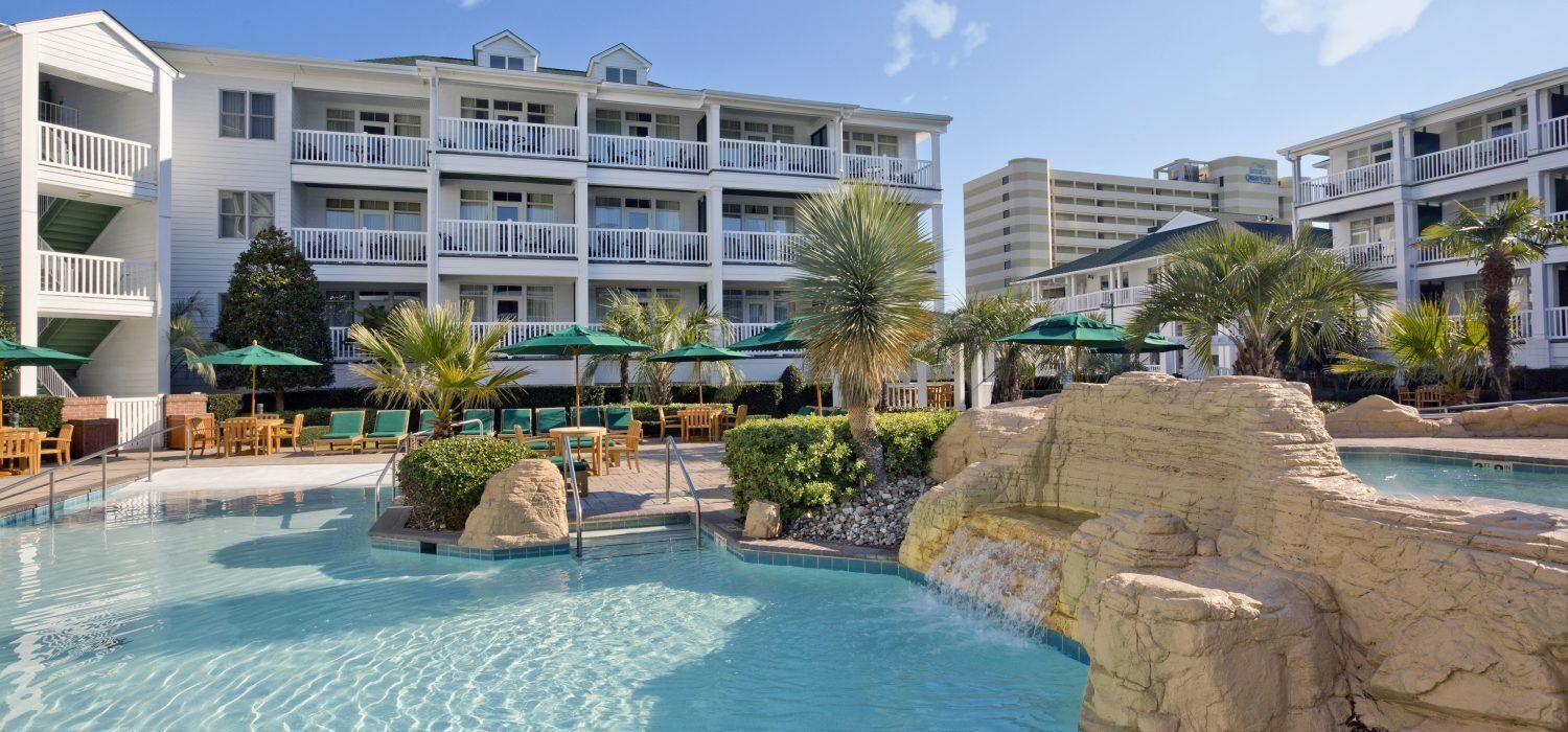 Una piscina cubierta, una piscina al aire libre