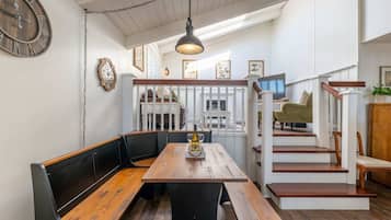 Deluxe Quadruple Room | In-room dining