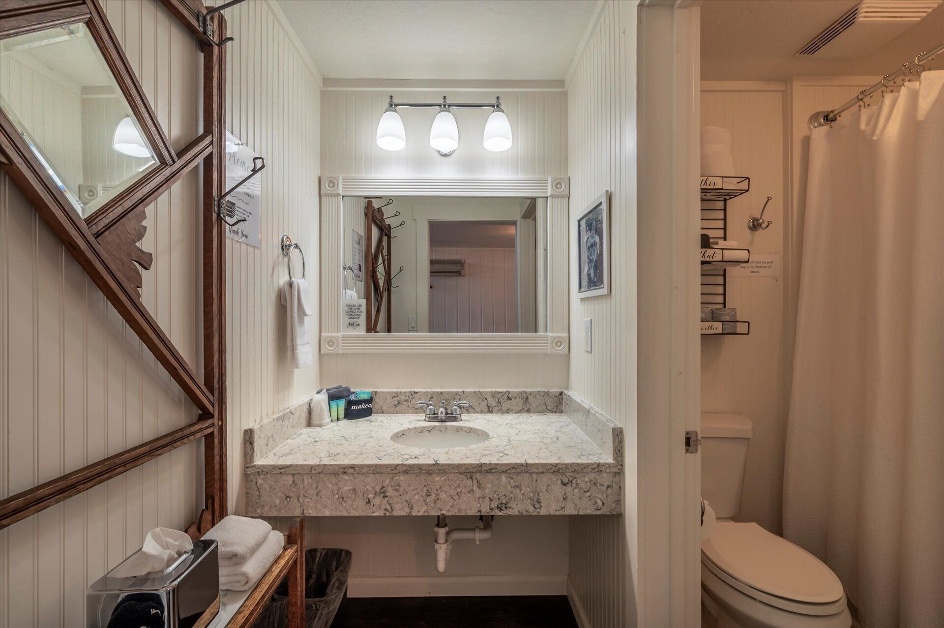 Habitación cuádruple Deluxe | Baño | Toallas, jabón, shampoo, papel de baño 