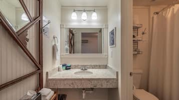 Habitación cuádruple Deluxe | Baño | Toallas, jabón, shampoo, papel de baño