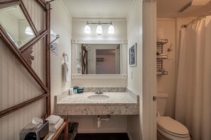 Superior Quadruple Room, Oceanfront | Bathroom - Bandon Marina Inn (Bandon)