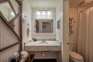 Deluxe Quadruple Room | Bathroom | Towels, soap, shampoo, toilet paper