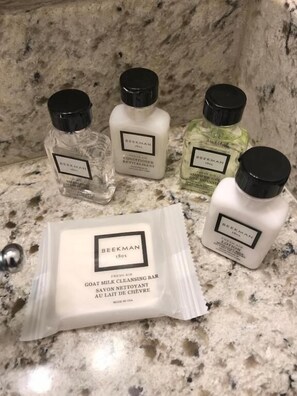 مناشف، صابون، شامبو، ورق حمّام