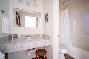 مناشف، صابون، شامبو، ورق حمّام