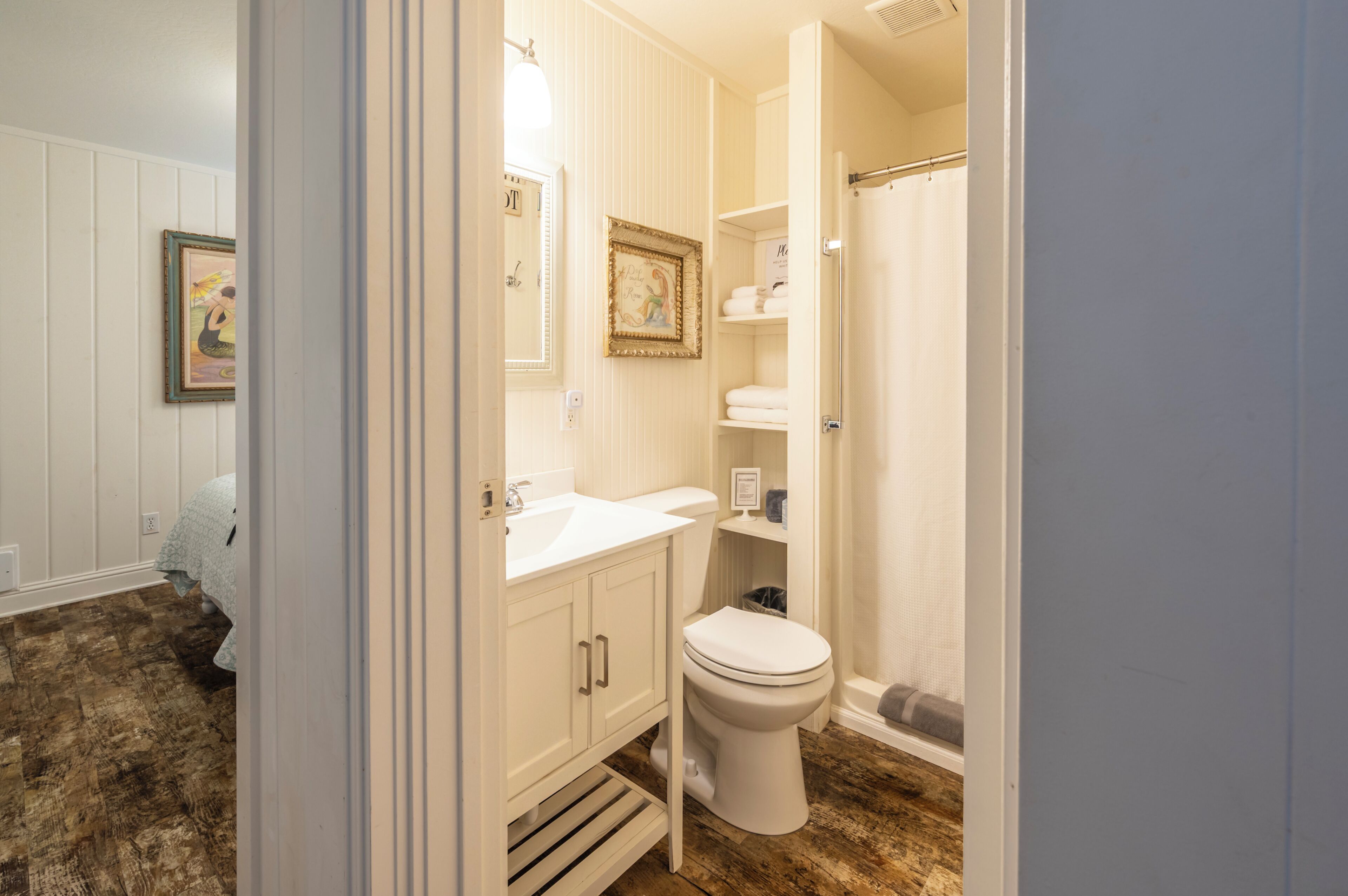 Een badkamer met toilet, wastafel en douche.