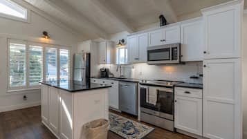Deluxe Quadruple Room | Private kitchen