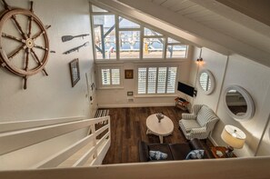 Deluxe Quadruple Room | Living area - Bandon Marina Inn (Bandon)