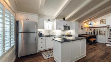 Superior Quadruple Room | Private kitchen | Coffee/tea maker