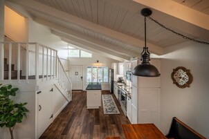 Superior Quadruple Room | Living area