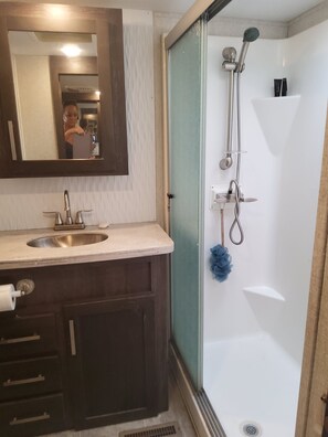 Douche, sèche-cheveux, serviettes fournies, shampoing